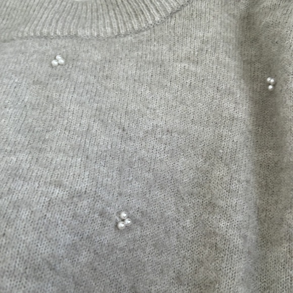 🆑 [4/$20] H&M Grey Pearl Embellished Crew Neck Sweater - Picture 7 of 8
